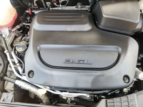Used 2023 Chrysler Pacifica Touring-L FWD image 31