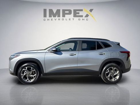 Used 2025 Chevrolet Trax LT w/ LT Convenience Package FWD image 2