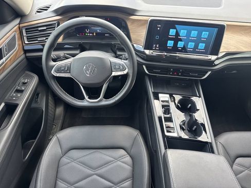 Used 2025 Volkswagen Atlas SE w/ Panoramic Sunroof Package FWD image 22