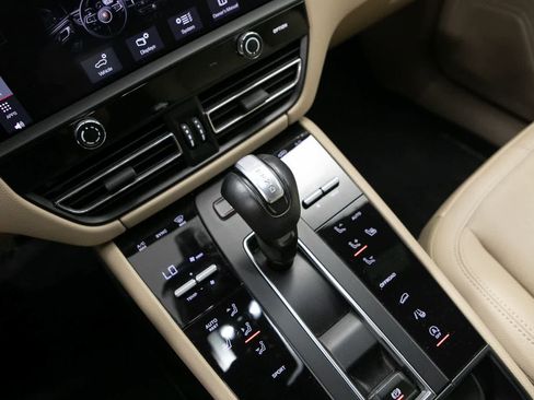 Certified 2024 Porsche Macan AWD/4WD image 27