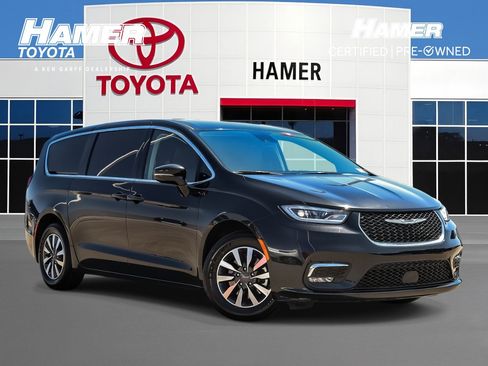 Used 2022 Chrysler Pacifica Touring-L FWD image 1