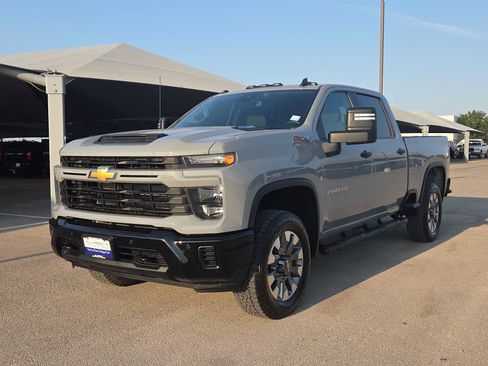 Used 2025 Chevrolet Silverado 2500 Custom w/ Custom Value Package AWD/4WD image 4