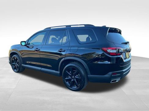 Certified 2025 Honda Pilot Black Edition image 8