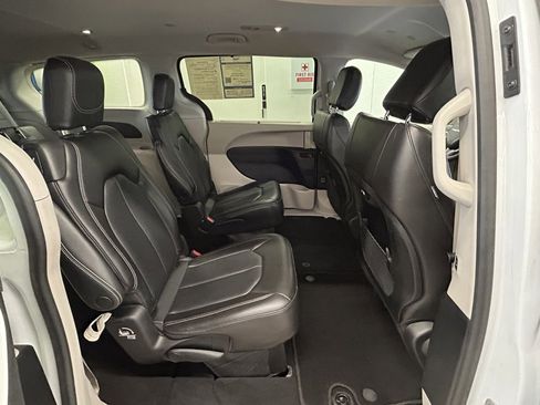 Used 2023 Chrysler Pacifica Touring-L image 18