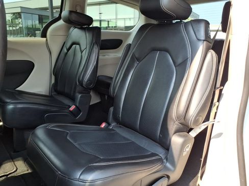 Used 2023 Chrysler Pacifica Touring-L FWD image 11