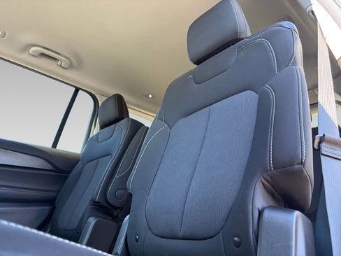 Used 2023 Jeep Grand Cherokee L Laredo image 5