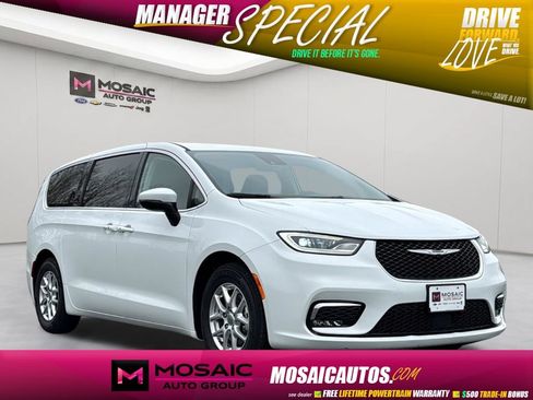 Used 2023 Chrysler Pacifica Touring-L FWD image 1