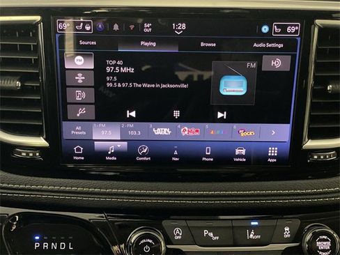 Used 2024 Chrysler Pacifica Limited image 18