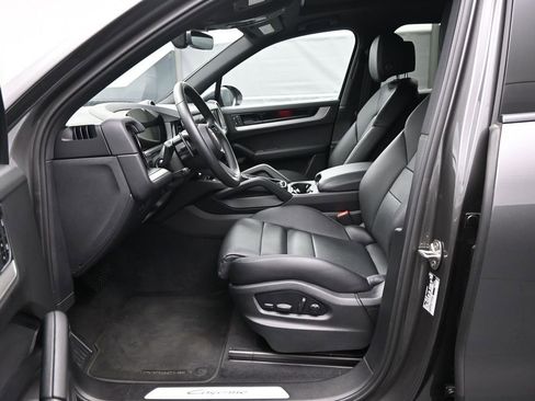 Used 2025 Porsche Cayenne AWD/4WD image 5