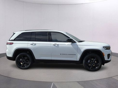 New 2025 Jeep Grand Cherokee Altitude RWD image 4