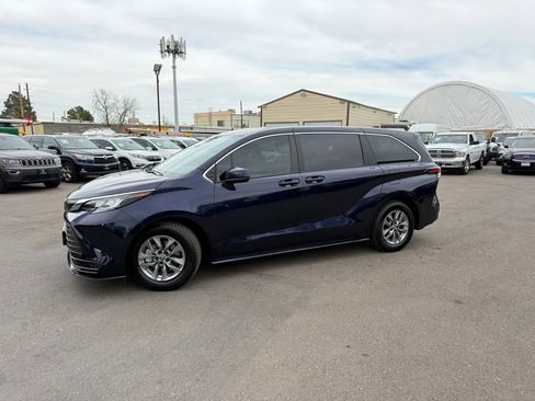 Used 2022 Toyota Sienna LE image 3
