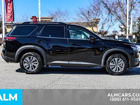 Used 2024 Nissan Pathfinder SV image 10