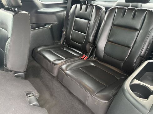Used 2018 Ford Explorer XLT w/ Equipment Group 202A image 6