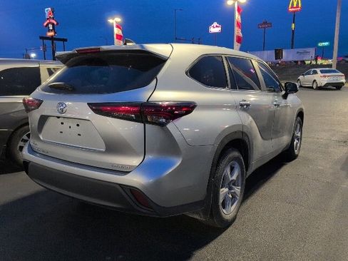 Used 2024 Toyota Highlander LE image 7