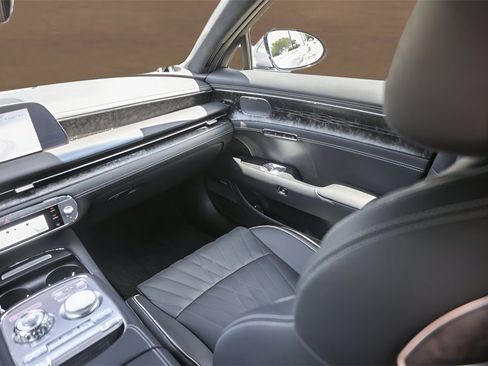 Used 2025 Genesis G90 3.5T image 31