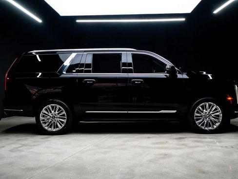 Used 2025 Cadillac Escalade ESV Premium Luxury AWD/4WD image 10