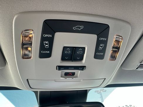 Used 2025 Toyota Sienna XLE w/ XLE Plus Package FWD image 26