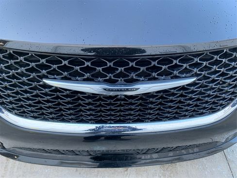 Used 2024 Chrysler Pacifica Touring-L image 23