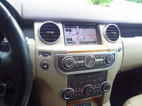 Used 2016 Land Rover LR4 HSE Silver Edition AWD/4WD image 9