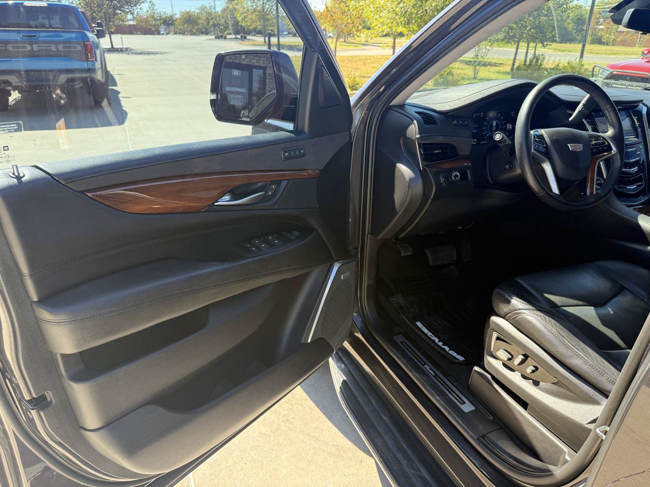 Used 2018 Cadillac Escalade Luxury RWD image 8