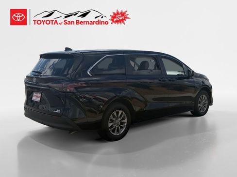 Certified 2024 Toyota Sienna LE FWD image 5