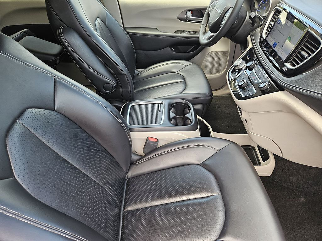 Used 2023 Chrysler Pacifica Touring-L FWD image 11
