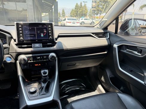 Used 2020 Toyota RAV4 Limited image 23