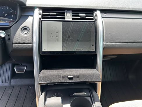 Used 2024 Land Rover Discovery Dynamic SE AWD/4WD image 22