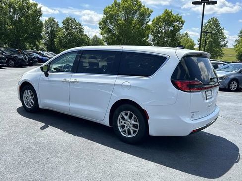 Used 2024 Chrysler Pacifica Touring-L FWD image 6