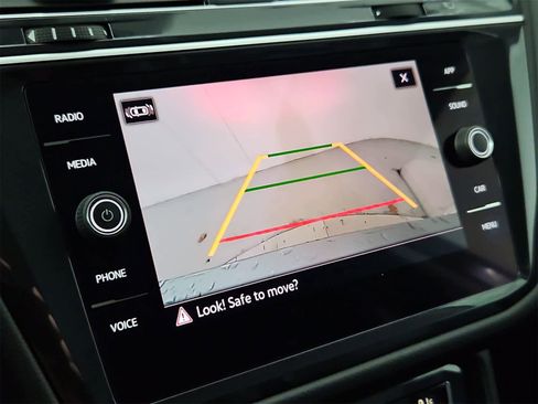 Used 2021 Volkswagen Tiguan SE image 29