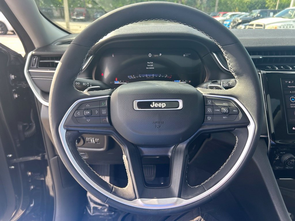 Used 2023 Jeep Grand Cherokee Laredo w/ Luxury Tech Group I RWD image 17