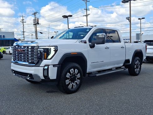 Used 2025 GMC Sierra 3500 Denali image 3
