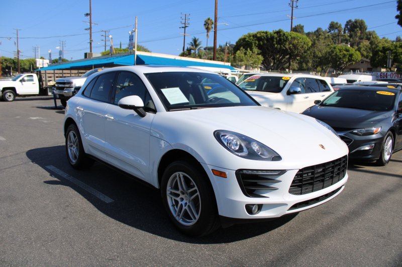 Used 2018 Porsche Macan AWD/4WD image 1