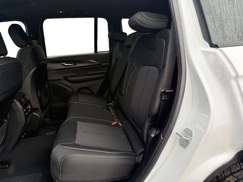 New 2025 Jeep Grand Cherokee Laredo image 13