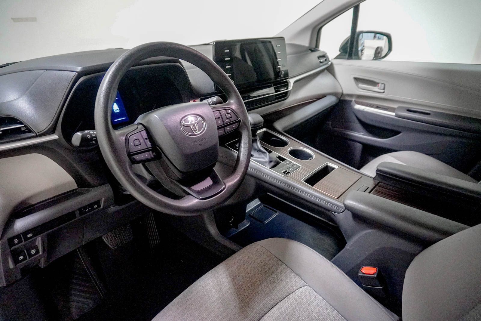 Used 2024 Toyota Sienna LE FWD image 21