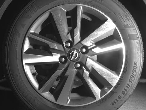 Used 2025 Nissan Versa SV image 12