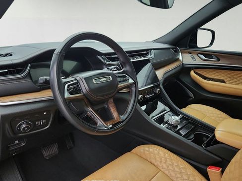 Used 2023 Jeep Grand Cherokee Summit AWD/4WD image 10