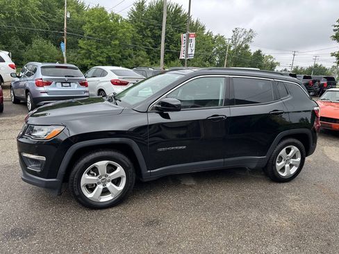 Used 2019 Jeep Compass Latitude w/ Cold Weather Group FWD image 3