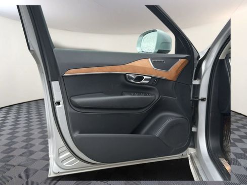 Used 2022 Volvo XC90 T6 Momentum w/ Climate Package image 8