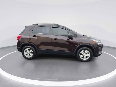 Used 2022 Chevrolet Trax LT w/ LT Convenience Package image 9