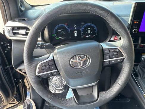 Used 2025 Toyota Sienna Platinum image 34