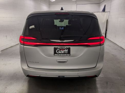 Certified 2024 Chrysler Pacifica Touring-L FWD image 8