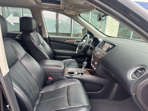 Used 2017 Nissan Pathfinder Platinum w/ Family Entertainment Package FWD image 11