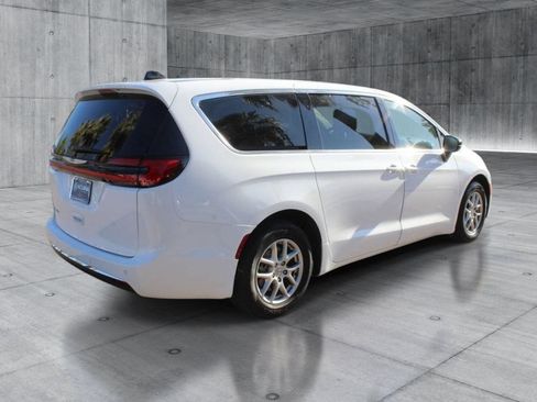 Used 2024 Chrysler Pacifica Touring-L FWD image 5
