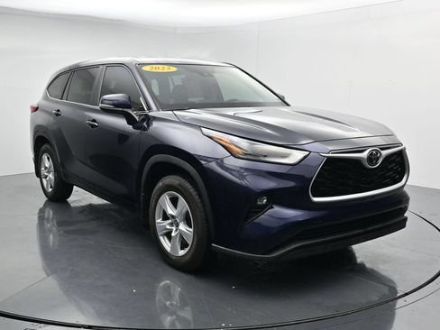 Used 2023 Toyota Highlander LE AWD/4WD image 2