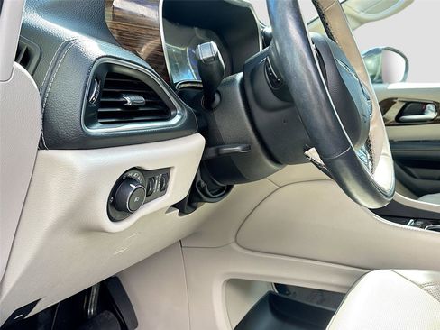 Used 2021 Chrysler Pacifica Limited image 11