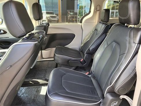 New 2024 Chrysler Pacifica Limited w/ Uconnect Theater Family Group image 12