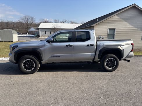 Used 2025 Toyota Tacoma TRD Off-Road image 6
