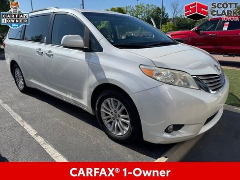 Used 2017 Toyota Sienna XLE image 2