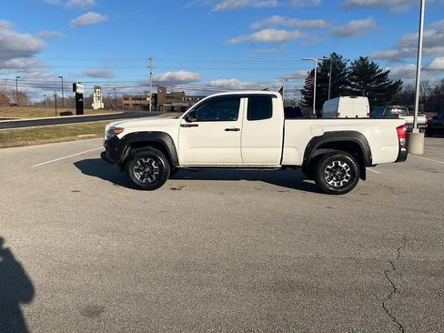 Used 2017 Toyota Tacoma SR image 2